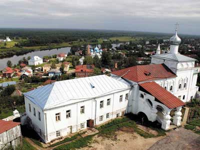 Вид на город с колокольни Николо-Троицкого монастыря. Церковь Иоанна Лествичника.
